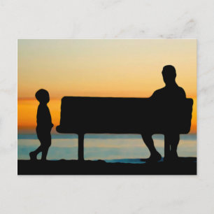 Vater und Sohn beobachten Sonnenuntergang Postkarte