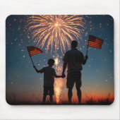 Vater und Sohn, die amerikanische Flaggen halten Mousepad (Vorne)