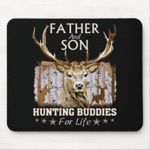 Vater und Sohn jagen für lebensrettende Geschenke Mousepad