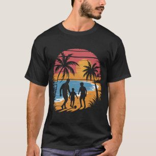 Vater und zwei Söhne spielen Fußball am Strand T-Shirt