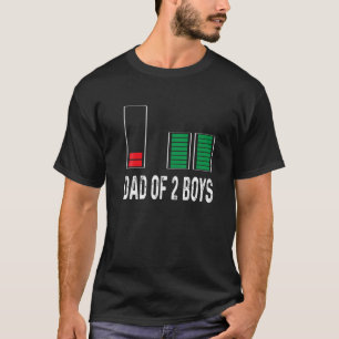 Vater von 2 Jungen mit niedrigem Akku für Vatertag T-Shirt