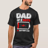 Vater von 2 zwei Jungen niedrige Batterie für den T-Shirt (Vorderseite)