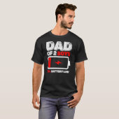 Vater von 2 zwei Jungen niedrige Batterie für den T-Shirt (Vorne ganz)