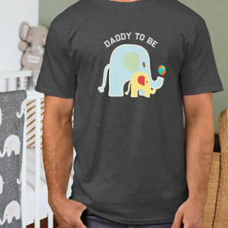 Vater werdende Elefanten mit Strandball  T-Shirt