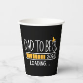 Vater wird 2026 zum Daddy befördert Neuer Vater  Pappbecher (Vorderseite)