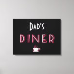 Vaters Art Deco Diner Sign Leinwanddruck<br><div class="desc">Vaters Art Deco Diner Sign Personalisieren Sie dieses Schild mit jedem Namen! Dieses Tafelschild in Weiß, Rot und Schwarz ist ein perfektes Accessoire für Ihr stilvolles Haus. Die Kaffeetasse sorgt für eine warme Touch. Art Deco war eine Pastiche von vielen verschiedenen Stilen, manchmal widersprüchlich, geeint durch den Wunsch, im frühen...</div>