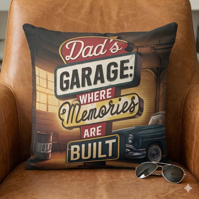 Vaters Garage Retro Vintages Autozeichen Kissen (Dad's Garage Retro Vintage Automotive Sign Throw Pillow Mockup A)