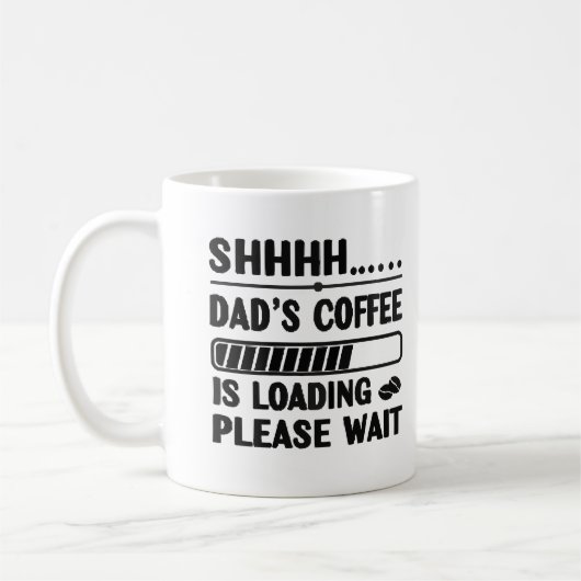 Vaters Kaffee lädt – Lustiger Tech-Mug/T-Shirt Kaffeetasse (Links)