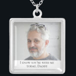 Vatertag der Gedenkfeier zum Foto der Braut Versilberte Kette<br><div class="desc">Tragen Sie diesen wunderschönen Vater der Foto-Gedenkstätte an Ihrem Hochzeitstag,  um die Liebe,  die Sie mit ihm geteilt und behalt ihm nah an Ihrem besonderen Tag. Fügen Sie Ihren eigenen speziellen Text hinzu,  oder verwenden Sie den Text wie gezeigt.</div>