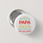 Vatertag Geschenk - sie nennen mich schlechten Ein Button (Vorne & Hinten)