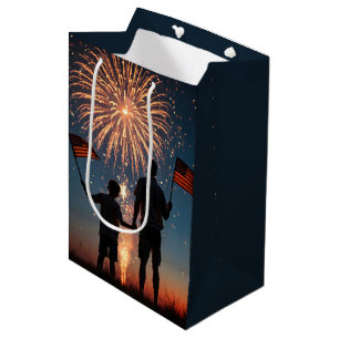 Vatertag mit Feuerwerk und amerikanischen Flaggen Mittlere Geschenktüte