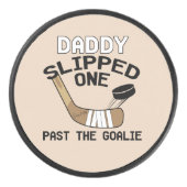 Vati glitt ein hinter dem lustigen Tormann Eishockey Puck (Vorderseite)