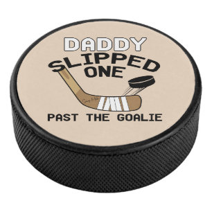 Vati glitt ein hinter dem lustigen Tormann Eishockey Puck