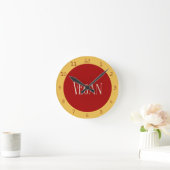 Vegan in a Red Circle Runde Wanduhr (Zuhause)
