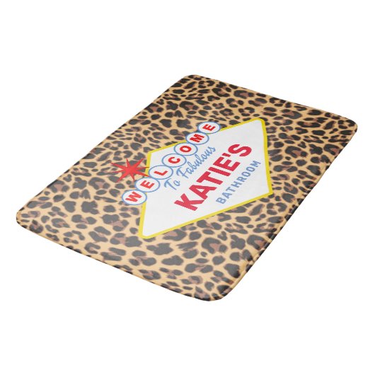 Vegas Sign Personalisiert Leopard Print Badematte (Schrägansicht)