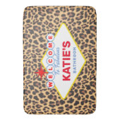 Vegas Sign Personalisiert Leopard Print Badematte (Vorderseite Vertikal)