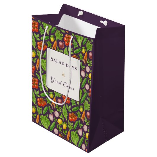 Vegetable Garden Gift Bag — Devine Plum Mittlere Geschenktüte (Vorderseite Schrägansicht)
