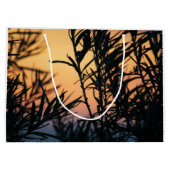 Vegetation bei Sonnenuntergang Große Geschenktüte (Rückseite)