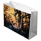 Vegetation bei Sonnenuntergang Große Geschenktüte (Rückseite Schrägansicht)