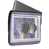 Veilchen in einem Mondglas Laptopschutzhülle (Vorne Rechts)