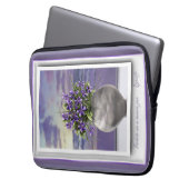 Veilchen in einem Mondglas Laptopschutzhülle (Vorderseite Links)