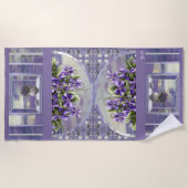 Veilchen in einem Mondglas Strandtuch (Vorderseite)