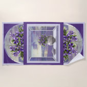 Veilchen in einem Mondglas Strandtuch (Vorderseite)