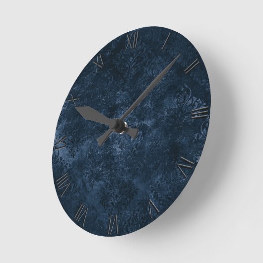 Velvety Navy Damask | Dark Blue Grunge Floral Runde Wanduhr (Winkel)