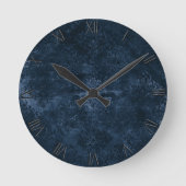 Velvety Navy Damask | Dark Blue Grunge Floral Runde Wanduhr (Vorderseite)