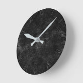 Velvety Onyx Damask | Black Vampy Grunge Baroque Runde Wanduhr (Winkel)