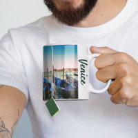 Venedig Canal mit blauen Gondeln