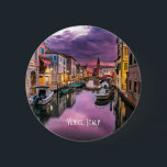 Venedig, Italien - Landschaftlicher Kanal und Vene Button<br><div class="desc">Ein Abzeichen mit einer schönen landschaftlichen Landschaft Foto eines Kanals in Venedig,  Italien. Mit dunklen lila Wolken sieht es aus,  als würde ein Sturm kommen. Große Vereinnahmung der einzigartigen venezianischen Architektur und der Wasserreflexion.</div>