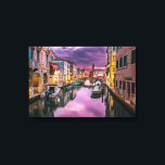 Venedig, Italien - Landschaftlicher Kanal und Vene Leinwanddruck<br><div class="desc">Eine gewickelte Leinwand mit einem schönen landschaftlichen Landschaftsbild Foto eines Kanals in Venedig,  Italien. Mit dunklen lila Wolken sieht es aus,  als würde ein Sturm kommen. Große Vereinnahmung der einzigartigen venezianischen Architektur und der Wasserreflexion.</div>