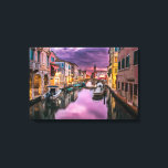 Venedig, Italien - Landschaftlicher Kanal und Vene Leinwanddruck<br><div class="desc">Eine gewickelte Leinwand mit einem schönen landschaftlichen Landschaftsbild Foto eines Kanals in Venedig,  Italien. Mit dunklen lila Wolken sieht es aus,  als würde ein Sturm kommen. Große Vereinnahmung der einzigartigen venezianischen Architektur und der Wasserreflexion.</div>