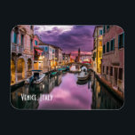 Venedig, Italien - Landschaftlicher Kanal und Vene Magnet<br><div class="desc">Ein Magnet mit einem schönen landschaftlichen Landschaftsbild Foto eines Kanals in Venedig,  Italien. Mit dunklen lila Wolken sieht es aus,  als würde ein Sturm kommen. Große Vereinnahmung der einzigartigen venezianischen Architektur und der Wasserreflexion.</div>