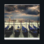 Venedig, Italien Magnet<br><div class="desc">In der überfluteten Stadt Venedig,  Italien,  standen Gondeln auf und warteten auf ihren künftigen Einsatz. Dieser Magnet ist ein ideales Geschenk für den Weltreisenden und den romantischen Träumer gleichermaßen.</div>