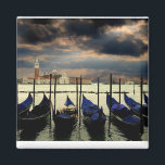 Venedig, Italien Magnet<br><div class="desc">In der überfluteten Stadt Venedig,  Italien,  standen Gondeln auf und warteten auf ihren künftigen Einsatz. Dieser Magnet ist ein ideales Geschenk für den Weltreisenden und den romantischen Träumer gleichermaßen.</div>