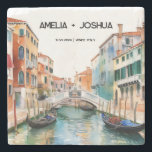 Venedig Italien Romantische Save the Date Steinuntersetzer<br><div class="desc">Dieser Untersetzer präsentiert eine malerische Szene von Venedig, Italien, schön in Aquarell an der Vorderseite gerendert. Vor dem Hintergrund ruhiger Kanäle und bezaubernder Venezianischer Architektur wird das Wesen des romantischen Reizes der Stadt in jedem Pinselstrich festgehalten. Gondeln gleiten anmutig entlang des ruhigen Wassers, während historische Gebäude mit ihren verzierten Fassaden...</div>