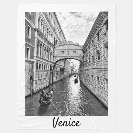 Venedig-Seufzerbrücke Schwarz-weiß mit Gondolier Fleecedecke (Vorderseite)