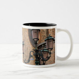 Venedig, Venetien, Italien - Ein Laternenpfahl ste Zweifarbige Tasse