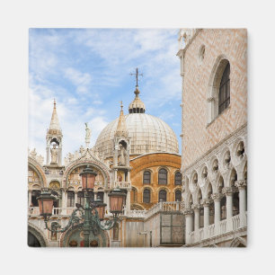 Venedig, Venetien, Italien - Vögel sind auf einer Magnet