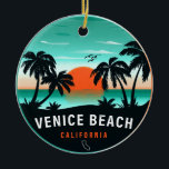 Venice Beach California Retro Sunset Souvenirs 60e Keramik Ornament<br><div class="desc">Venedig Beach California. Dieses Retro-Design ist ein großartiges Weihnachts- oder Geburtstagsgeschenk für Fans von Venice Beach. Das Retro Sommercamp ist ein perfektes Geschenk für Reisende und Liebhaber von tropischen Reisezielen.</div>