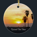 Venice Beach California Sunset Souvenir Keramik od Ornament<br><div class="desc">Dieses Foto zeigt große Palmen in der Silhouette,  stehend gegen einen herrlichen,  lebhaften,  gelben,  orangefarbenen und roten Sonnenuntergang über dem Pazifischen Ozean in Venice Beach,  Kalifornien. Fügen Sie optionalen Text oder Ihre Urlaubstermine für ein einzigartiges Souvenir hinzu. Ein weiteres exklusives Design von Sonja Quidama Image Code: sfvbs</div>