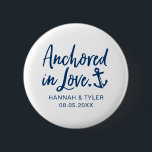 verankert in Liebe Beach Schönheits-Hochzeit Button<br><div class="desc">Feiern Sie Ihre Hochzeit mit diesem "Anchored in Liebe"-Button mit Ihren Namen und Ihrem Hochzeitstag. Ideal für Junggeselinnen-Abschiede und Brautpartys am Strand!</div>
