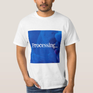 Verarbeitung im blauen Hintergrund T-Shirt