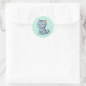 Verärgerte Graue Tabby-Katze auf Grün Runder Aufkleber (Tasche)