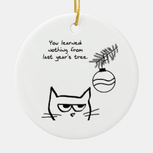 Verärgerte Katze und der Weihnachtsbaum Keramikornament