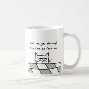 Verärgerte Katze will Sie aus Bett heraus Kaffeetasse