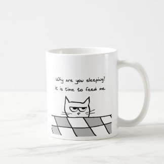 Verärgerte Katze will Sie aus Bett heraus Kaffeetasse
