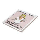 Verärgerte Krankenschwester droht Patienten mit Fliese (Seite)